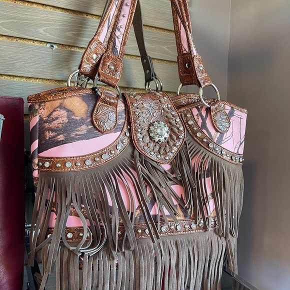 Shoulder bag.  New!  Mossy Oak, pink camo. - Picture 1 of 1